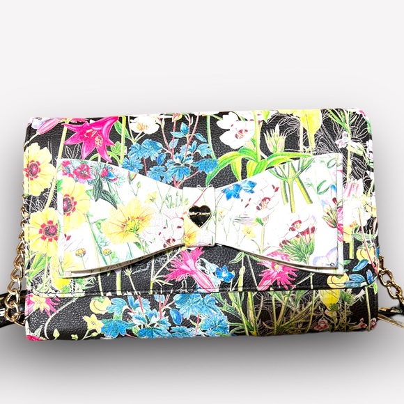 NWT BETSEY JOHNSON DANI CROSSBODY XOFLORAL WHITE FLORAL GOLD CHAIN PURSE - Picture 4 of 16